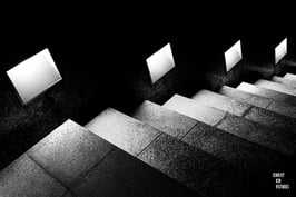 PARIS - CARRÉS BLANCS SUR MUR D´ESCALIER NOIR