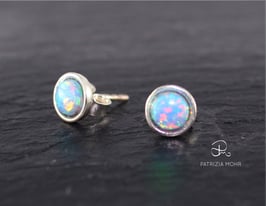 Ohrstecker aus 925 Silber mit Opalimitation hellblau