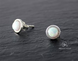 Ohrstecker aus 925 Silber mit Opalimitation weiß