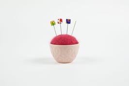 ヒロの冬ものがたり（ピンク幾何学・針山赤）