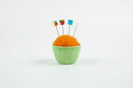 ヒロの冬ものがたり（黄緑花・針山オレンジ）