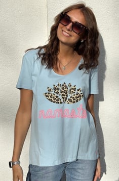 MG12426 miss goodlife / V-Neck T-Shirt Leo Namasté – lightblue***jetzt CHF 34.50***vorher CHF 69.00