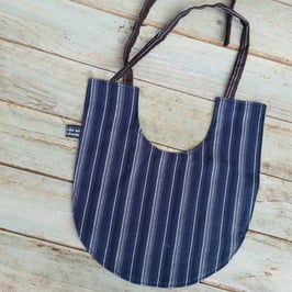 Bavoir en tissu à rayures bleu marine