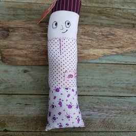 poupée de lavande pois et fleurettes violets sur fond blanc