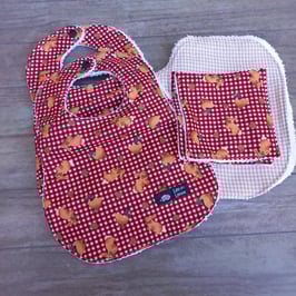 Ensemble de 2 bavoirs, 1 baby-burp et 2 lingettes quadrillé rouge imprimé lapins