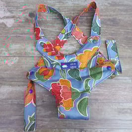 Porte doudou ou porte-poupée en chintz bleu imprimé de feuillages