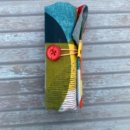 Trousse roulée en coton imprimé taches orange, noir, jaune,vert...avec crayons de couleur