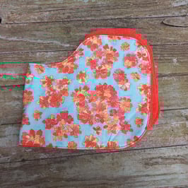 Protège-épaule tissu de coton turquoise à fleurs rouges, orange et jaunes