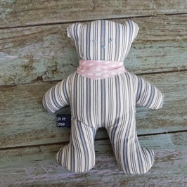 Ourson hochet en coton rayé bleu et blanc avec bandana rose