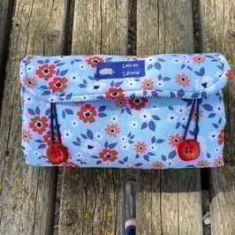 tapis à langer nomade bleu ciel fleuri