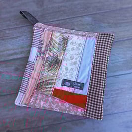 Manique en patchwork de tissus dans les tons marrons et écru