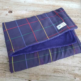 Petits plaids  bleu marine avec lignes de couleur et polaire bleue ou jaune