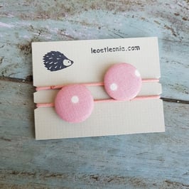 Élastique à cheveux à petits pois blancs sur fond vieux rose