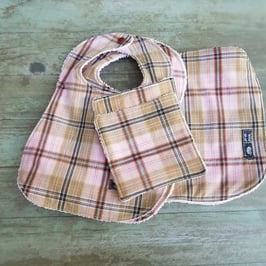 Ensemble de 2 bavoirs, 1 baby-burp et 2 lingettes écossais rose et marron