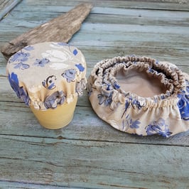 Charlottes à plats zéro déchets, couvre-plats en lin enduit beige à fleurs bleues