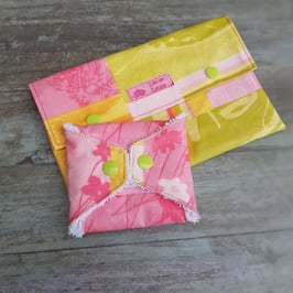 Trousse de toilette en  coton enduit rose et vert avec pochette à savon assortie