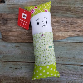 poupée de lavande fleurettes et pois blancs sur fond vert