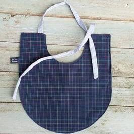 Bavoir en coton bleu à carreaux