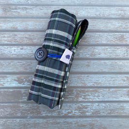 Trousse roulée en coton écossais bleu avec crayons de couleur