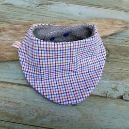 Grand bavoir bandana quadrillé bleu et rouge