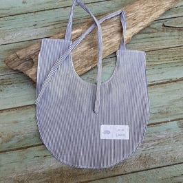 Bavoir à fines rayures bleu et blanc.