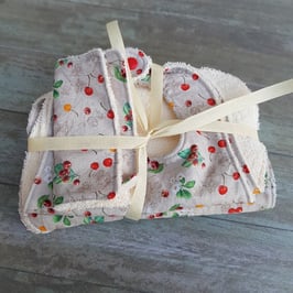 Ensemble de 2 bavoirs, 1 baby-burp et 2 lingettes imprimés pommes