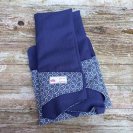 Siège nomade pour bébé en coton marine et marine imprimé de fleurs blanches