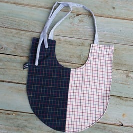 Bavoir à carreaux mi bleu mi écru