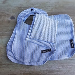 Ensemble de 2 bavoirs, 1 baby-burp et 2 lingettes rayés bleu ciel et marine