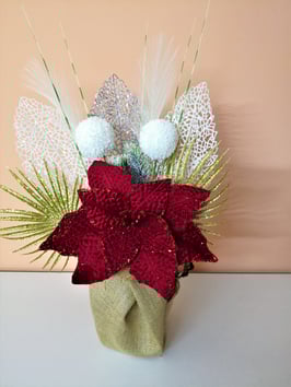 Weihnachtsstrauß mit einem großen roten Weihnachtsstern in einem Jutebeutel.  Weihnachtsgesteck Wohndekor Tischdekor Geschenk