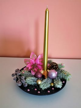 Kerzenhalter auf einem Teller Weihnachten Weihnachtsgesteck Adventskranz