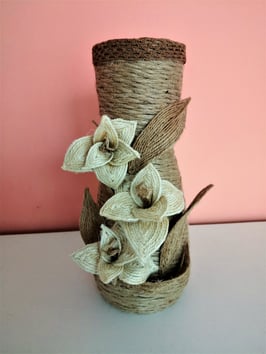 Jutevase mit Liliendekor Wohndekor Tischdekor Handarbeit