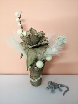 ProduktnameRose in einer Jutevase