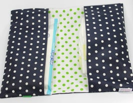 Windeltasche dunkelblau gepunktet mit Grün