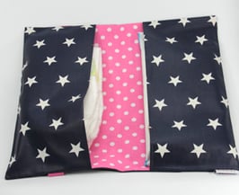 Windeltasche dunkelblaue Sterne mit Pink