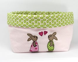 Utensilo rosa/hellgruen mit Haeschenapplikation