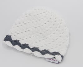 Häkelkäppchen weiss/dunkelgrau