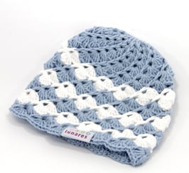 Häkelkäppchen hellblau/weiss