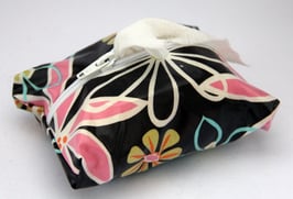 Feuchttücherhülle schwarz mit Blumen