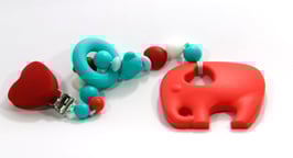 Beisskette mit Anhänger Elefant rot/tuerkis