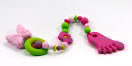 Beisskette gruen/rosa/pink mit Anhänger Fuss pink