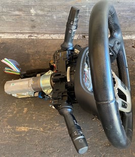 Volante con piantone dello sterzo e devio luci