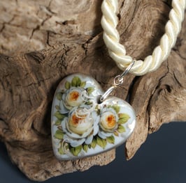 Kette - Herzanhänger "Weisse Rosen" an Kordel