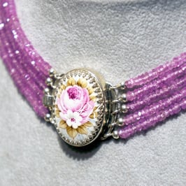 Kropfkette Medaillon Rose mit weisser Blüte, Saphir