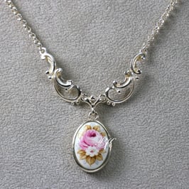 Kette mit ovalem Medaillon, Rose mit weisser Blüte, gefasst in Silber
