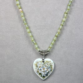 Herzmedaillon , Bukett Weissdornblüten