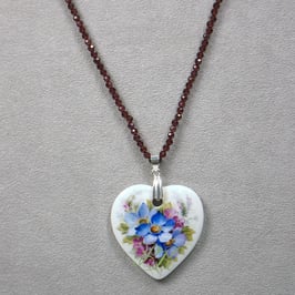 Herzmedaillon , Bukett blau/purpur Blüten