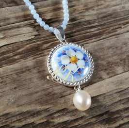 Kette - rundes Medaillon weisse Blüte Vergissmeinnicht