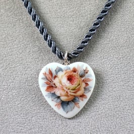 Herzanhänger "Weisse Rose" an Kordel