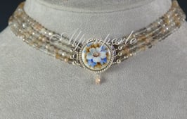 Kropfkette Medaillon Weisse Blüte /Vergissmeinnicht, Mondstein